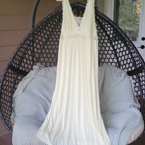 Light Yellow Long V-neck Lace Panel Nightgown - Picture 6 of 11